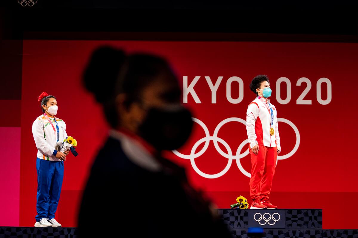 Hou Zhihui, de China, al ganar la medalla de oro en levantamiento de pesas (Doug Mills/The New York Times)
