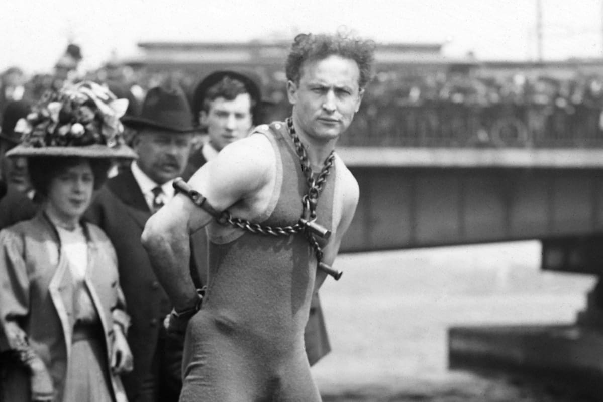 Harry Houdini fue uno de los ilusionistas y escapistas más famosos de la historia
