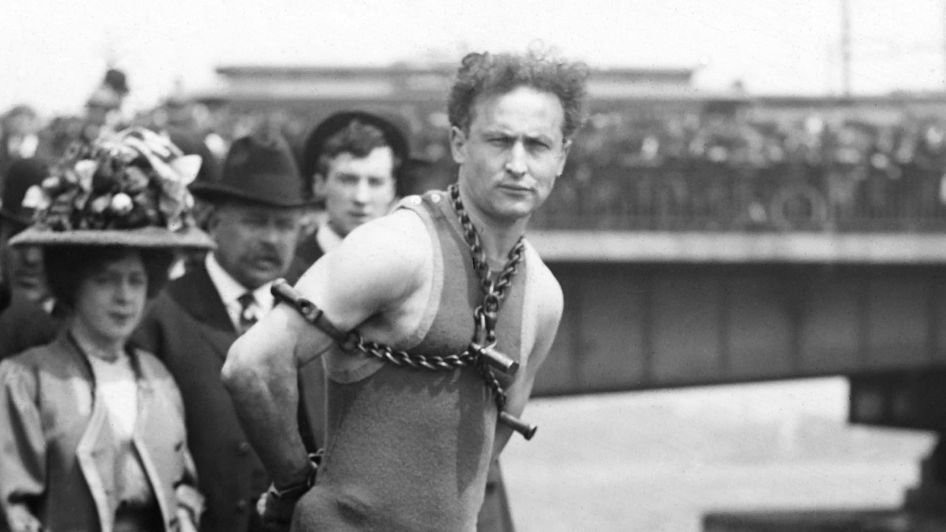 Harry Houdini fue uno de los ilusionistas y escapistas más famosos de la historia