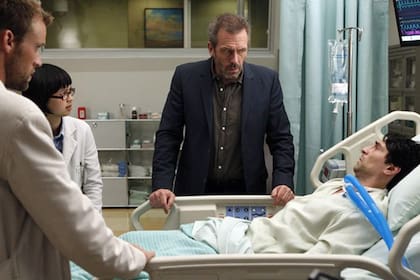 House y su equipo junto a un paciente