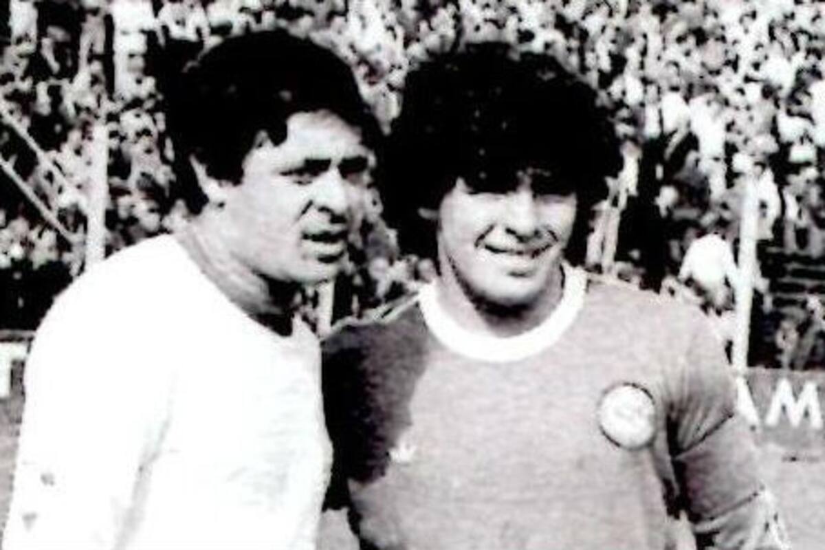Houseman y Maradona, juntos, antes del comienzo de un Argentinos-Huracán en 1980, por la zona B del campeonato nacional