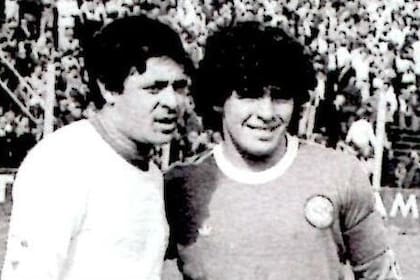 Houseman y Maradona, juntos, antes del comienzo de un Argentinos-Huracán en 1980, por la zona B del campeonato nacional