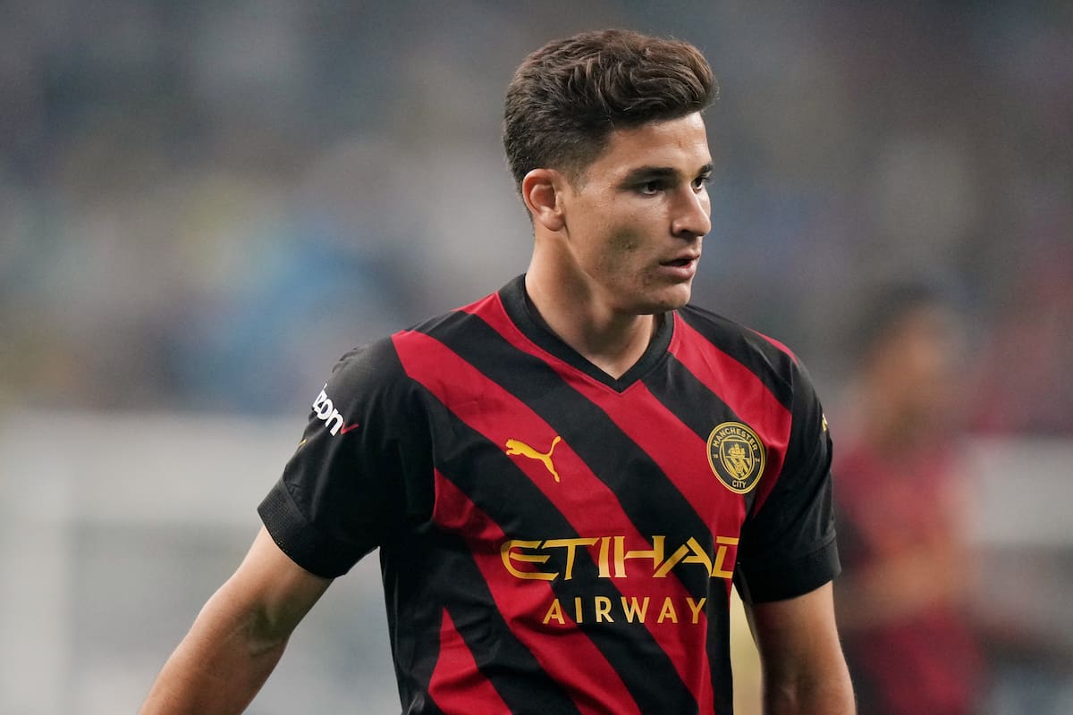 HOUSTON, TEXAS - 20 DE JULIO: Julian Alvarez de Manchester City observa durante el partido amistoso de pretemporada entre Manchester City y Club America en el NRG Stadium el 20 de julio de 2022 en Houston, Texas. (Foto de Tom Flathers/Manchester City FC a través de Getty Images)