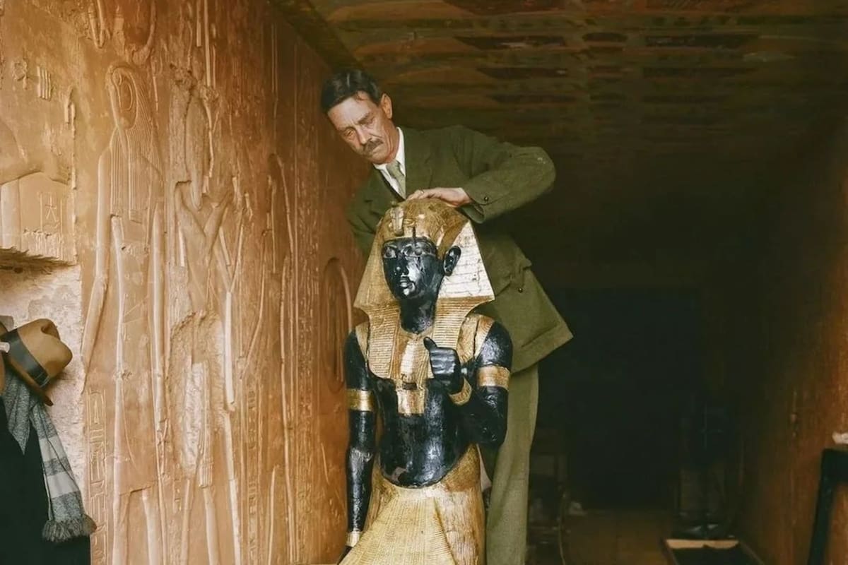 Howard Carter en la tumba de Tutankamón en 1922