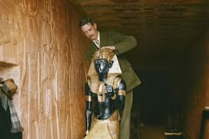 Howard Carter en la tumba de Tutankamón en 1922