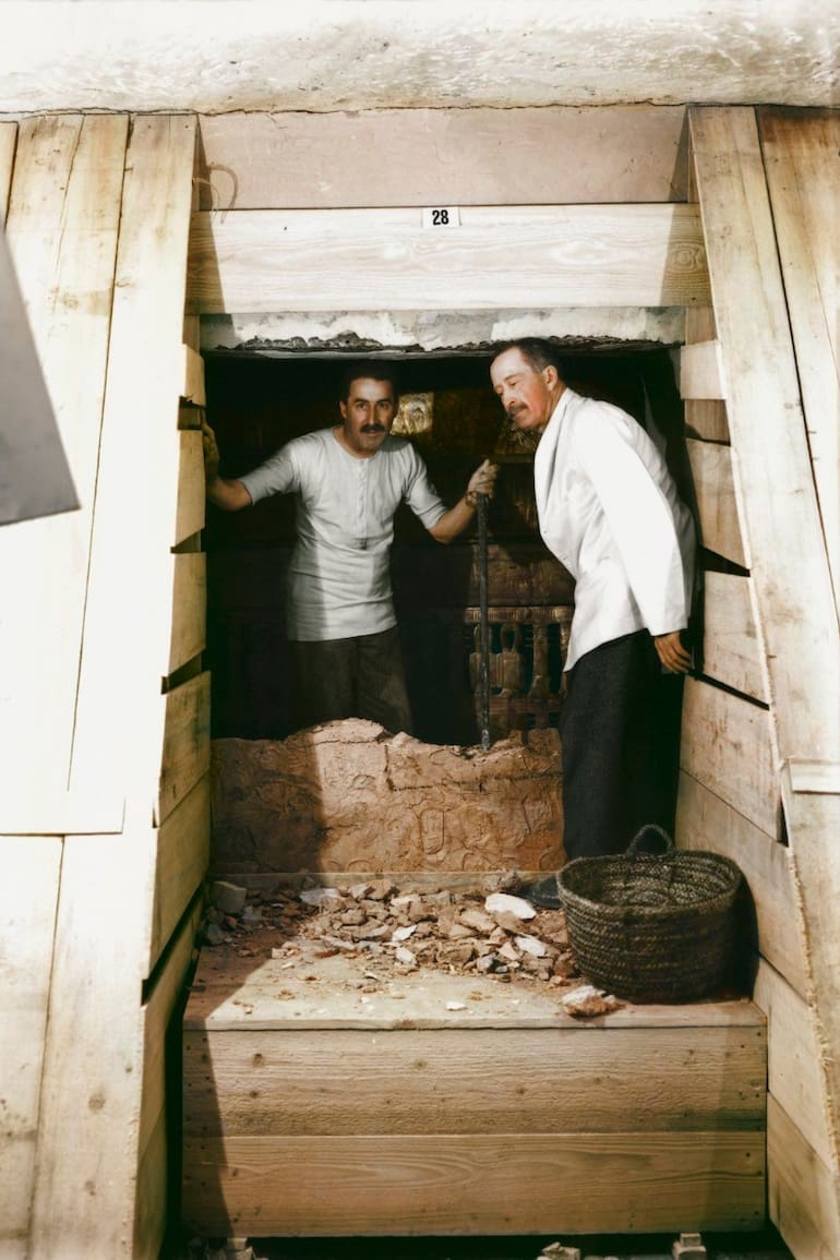 Howard Carter y Lord Carnarvon en el lugar del hallazgo