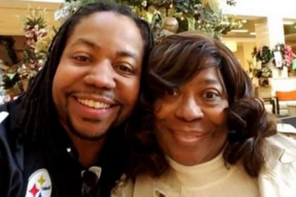 Howard decidió donar el órgano a su mamá Geraldine, que es paciente de diálisis hace tres años, y si bien la mujer no lo recibió, el acto de su hijo le aseguró un trasplante en el futuro