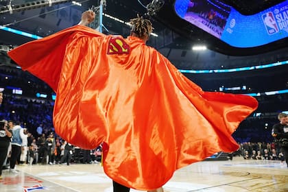 Howard se puso la capa de Superman para homenajear a Kobe Bryant