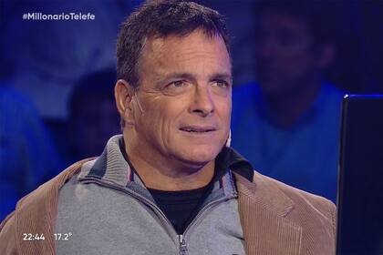 Hoy, a pesar de sus limitaciones, Manuel es entrenador de rugby, nadador y pintor.