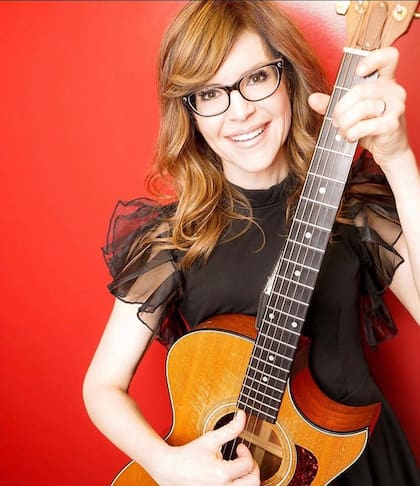 Hoy, a sus 58 años, Lisa Loeb mantiene intactos su estilo y sus icónicos anteojos desde los días de “Stay (I Missed You)” (Foto: Instagram/@lisaloeb)