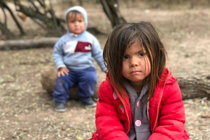 Cuando van de visita, los primos de Cami la ayudan con las tareas de la casa