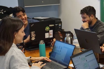 Hoy, Adrián (a la izquierda) trabaja en el equipo de comunicación de la fundación Franciscana