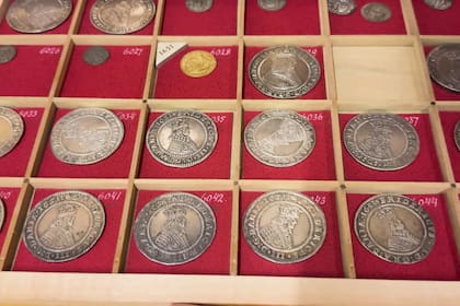 Hoy, bastan unos impulsos invisibles en una red para sellar acuerdos, para pagar deudas, para construir fortunas o sueños.