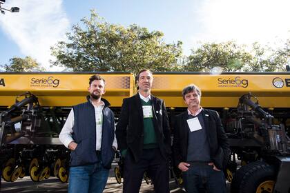 Hoy comenzo el congreso de AAPRESID en Rosario.
Martín Rainaudo, gerente de Prospectiva de Aapresid, Marcelo Torres, vicepresidente de Aapresid y David Roggero, Presidente de AAPRESID,