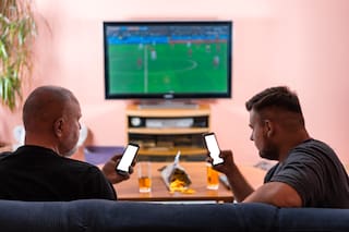 Los países donde los hinchas más revisan sus redes cuando miran fútbol y qué más hacen durante los partidos