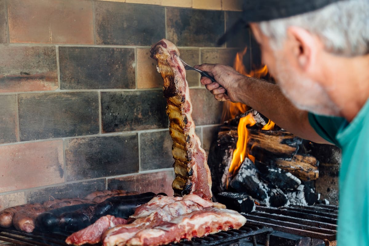 Hoy con el salario bruto promedio del sector privado se adquieren 163,5 kilos de asado, según la Bolsa de Comercio de Rosario