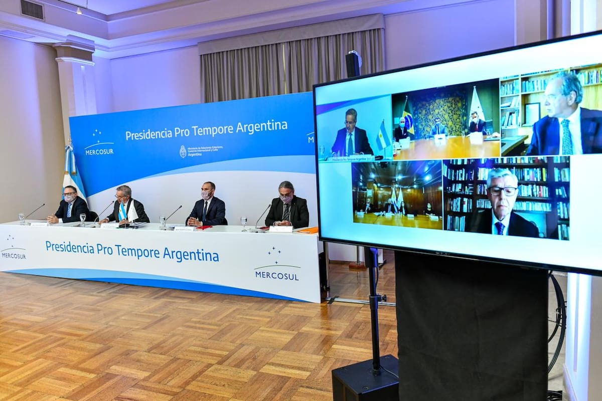 "Hoy con los cancilleres y ministros de Economía del Mercosur decidimos reunirnos en Argentina para buscar acuerdos en torno al relacionamiento con terceros y la reducción del arancel externo común. Nuestro país tiene voluntad de diálogo. Los consensos son la base del Mercosur", informó Cancillería en un comunicado oficial