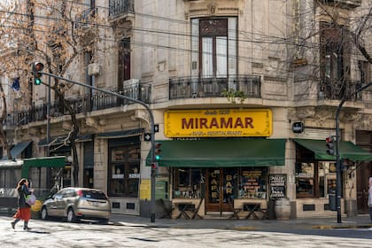 Hoy, el bodegón mantiene sus puertas abiertas desde la mañana hasta la 1 AM
