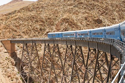 Hoy el tren opera únicamente desde San Antonio de los Cobres hasta el célebre viaducto La Polvorilla