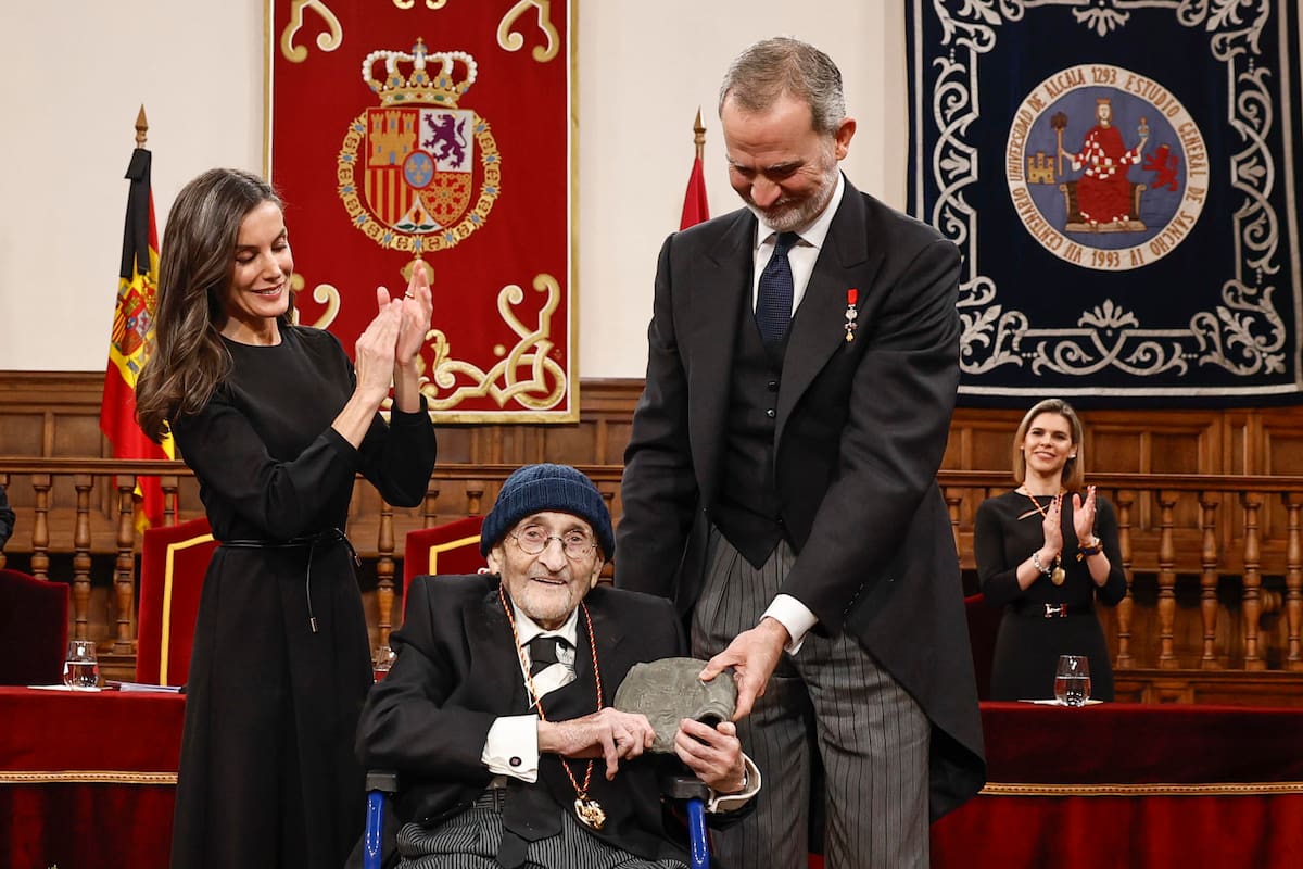 Hoy, en Alcalá de Henares, los reyes Felipe y Letizia entregaron al escritor Álvaro Pombo el Premio Cervantes 2024