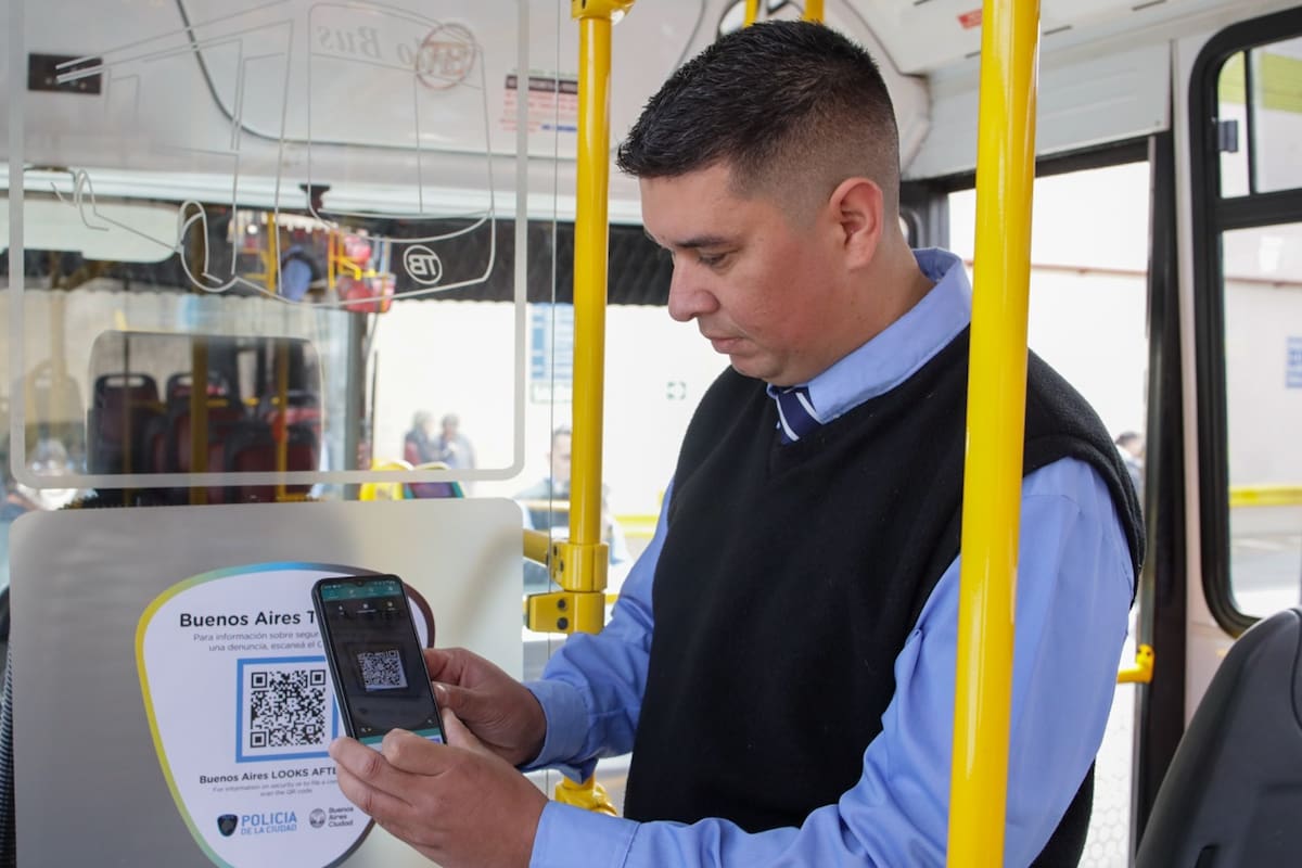 Hoy en algunos colectivos ya hay códigos QR para hacer denuncias