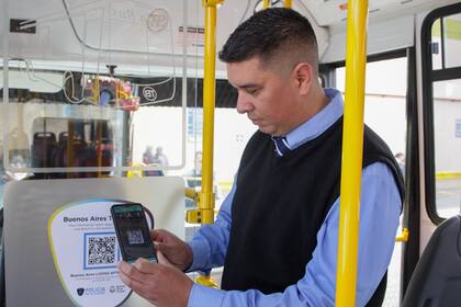 Hoy en algunos colectivos ya hay códigos QR para hacer denuncias