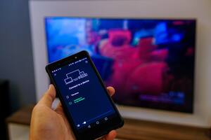 Hoy en día es muy fácil vincular un celular (con Android o con iOS) a una pantalla más grande, tanto para "delegarle" la reproducción de contenido (de YouTube, Netflix, Disney+, etcétera) como para duplicar en el televisor lo que vemos en el celular
