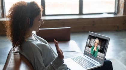 Hoy en día se puede hacer prácticamente cualquier actividad sin estar en el lugar de trabajo (llámese trabajo a distancia o teletrabajo)
