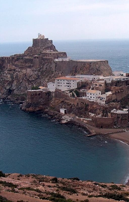 Hoy en el peñón de Vélez de la Gomera vive el personal militar (Foto: Wikipedia)
