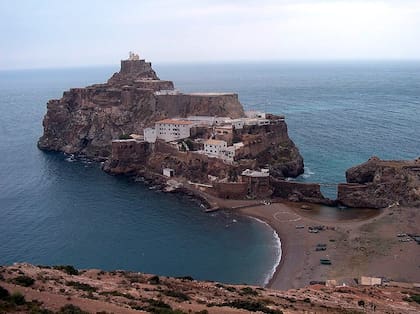 Hoy en el peñón vive el personal militar (Foto: Wikipedia)