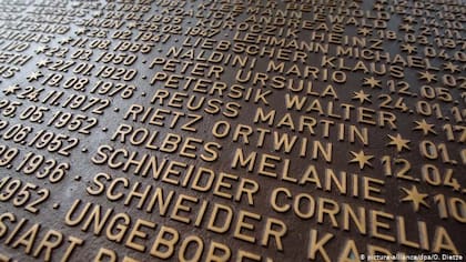 Hoy, en las afueras de la base militar, un memorial recuerda a los fallecidos en la tragedia