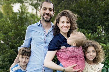 Hoy, Enrique y Paula están casados y tienen 3 hijos