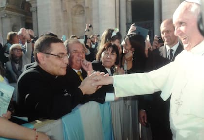 "Hoy es el cumpleaños del Papa Francisco. Mis mejores deseos, Santidad, y que Jesucristo y Nuestra Señora le concedan la abundancia de gracias y dones espirituales necesarios para guiar a la Iglesia con prudencia, sabiduría y santidad hacia los pastos eternos", escribía en 2013 Fernando María Cornet en su perfil de Facebook junto a esta fotografía