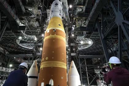 Hoy es el lanzamiento del cohete Artemis II, que llevará una tripulación a orbitar la Luna por primera vez de décadas