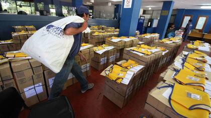 Hoy finalizó en todo el país el traslado de las urnas para el ballottage de mañana
