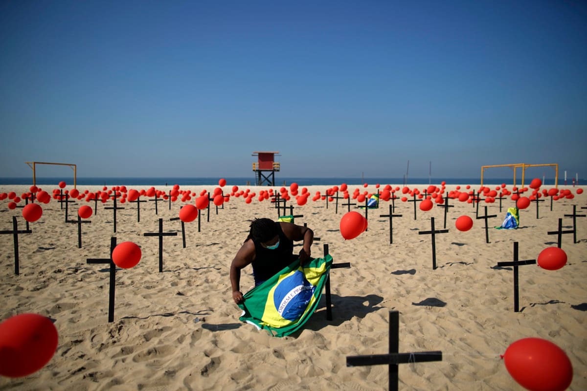 Hoy hubo un tributo a las víctimas de Covid-19 en la playa de Copacabana, en Río de Janeiro