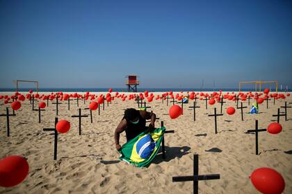 Hoy hubo un tributo a las víctimas de Covid-19 en la playa de Copacabana, en Río de Janeiro