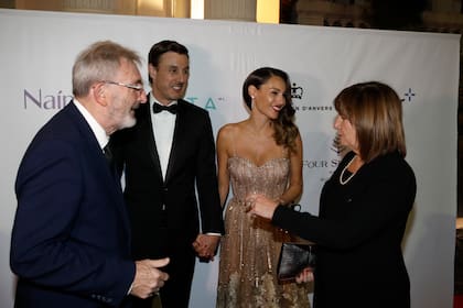 "Hoy justo cumplimos 25 años", comentó Patricia Bullrich a Roberto García Moritán y a Carolina "Pampita" Ardohain al llegar junto a su marido Guillermo Yanco a la gala de la Fundación Asociar. La pareja celebró su noche especial en la comida con shows de Soledad Pastorutti y "El Polaco".
