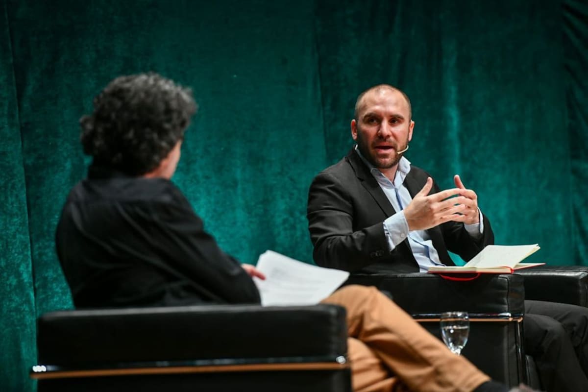 “Hoy la Argentina tiene superávit comercial y hay muchos diciendo que se viene una devaluación. El año pasado decían lo mismo y nosotros decíamos que no y no pasó. Ahora es lo mismo: decimos que no y no va pasar”, dijo el ministro