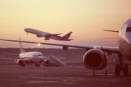 Hoy, la aviación comercial es responsable del 2,5% de las emisiones mundiales de dióxido de carbono y la cifra podría triplicarse para el año 2050: ¿qué opciones tenemos?