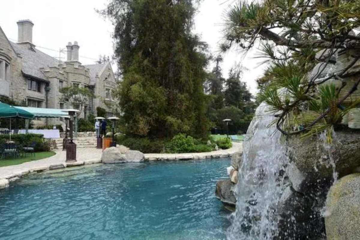 Hoy, la célebre piscina donde se celebraron tantos eventos en la Mansión Playboy está vacía y en obra