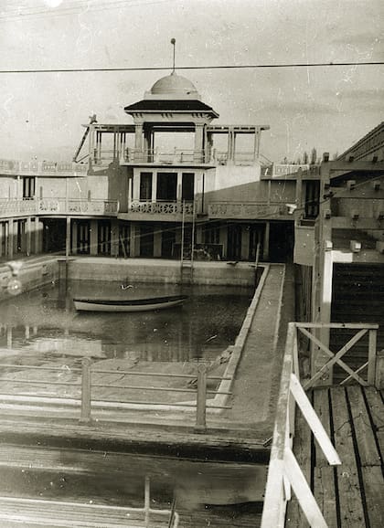 Hoy , la segunda piscina del balneario de los Fiorito sigue rodeada por el edificio de los vestuarios.