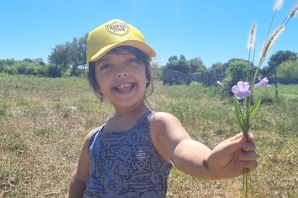 Hoy, la vida de Alma se divide entre el colegio y disfrutar de la pasión que le trasmitieron sus abuelos y padres: el campo. Mide 107 centímetros y desde que está en tratamiento su calidad de vida mejoró notablemente: antes tenía otitis recurrente cada 15 días y una sordera de moderada a aguda