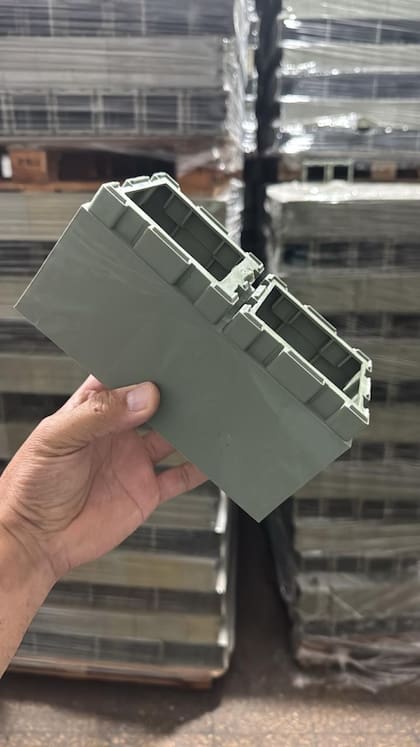 Hoy las botellas se están reciclando como madera plástica y como bloques para la construcción