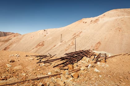 Hoy, las estaciones permanecen en su mayoría abandonadas. Esqueletos de hierro y kilómetros de cable de acero quedaron integrados al paisaje desde entonces.