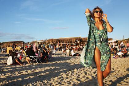 Hoy las mallas enterizas ya se ven en la playa, especialmente entre las millenials