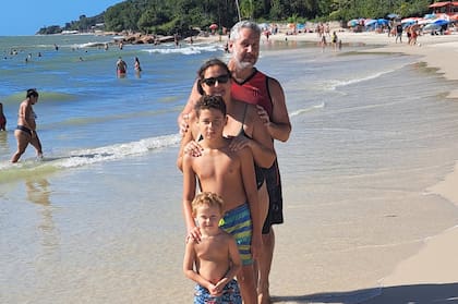 Hoy, Lorena y Juan regresan a Brasil junto a sus hijos.
