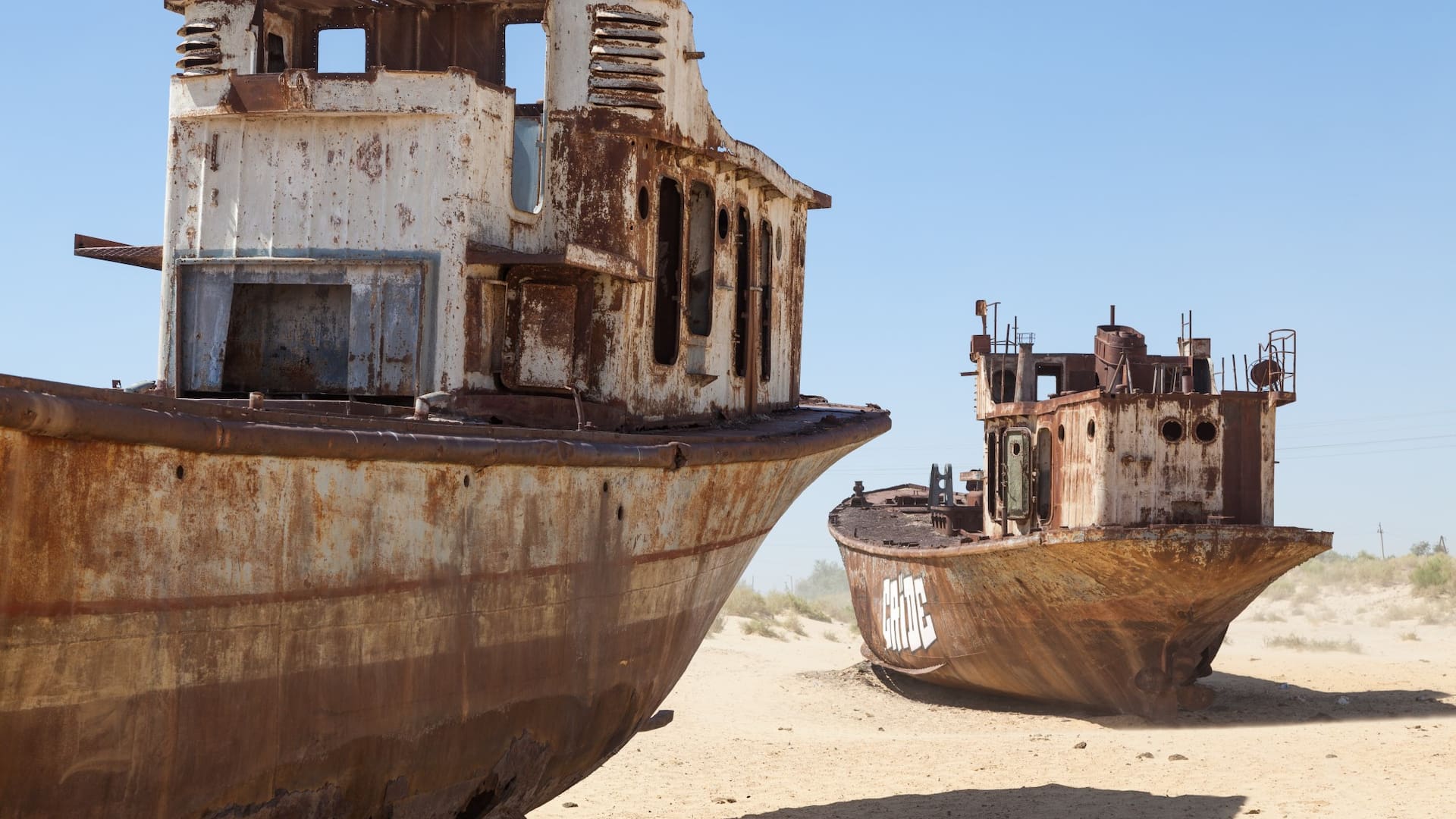 Hoy los restos de los barcos siguen en el desierto