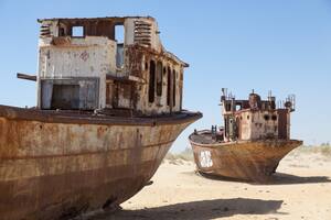 Hoy los restos de los barcos siguen en el desierto