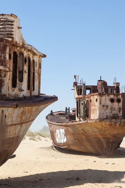 Hoy los restos de los barcos siguen en el desierto